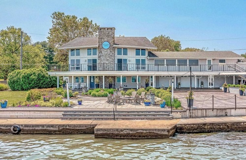 Wrightsville House | Rivers Edge Unique Kids Playroom + Stunning Water Views + Hot Tub