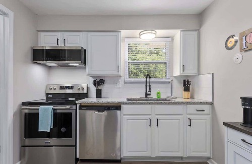 Riverside Apartment | Riverside 2BR Near Downtown KC | Self Check-In