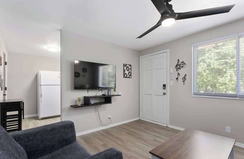 Riverside Apartment | Riverside 2BR Near Downtown KC | Self Check-In