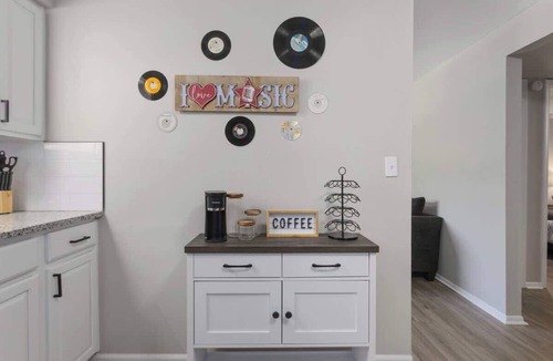 Riverside Apartment | Riverside 2BR Near Downtown KC | Self Check-In