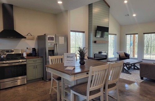 Norman Cabin | Riverside Retreat- Cozy Secluded 2 Bedroom Cabin on the Caddo River