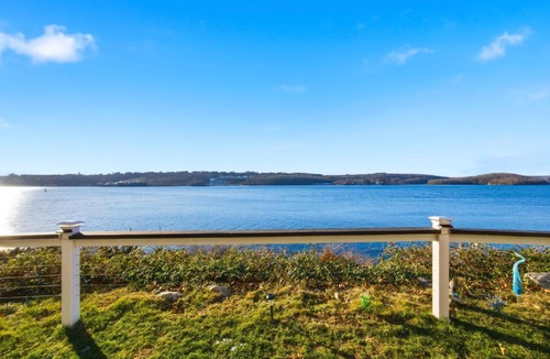 Conning Towers Nautilus Park Apartment | Riverside Retreat Waterfront Guest Suite