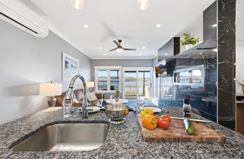 Conning Towers Nautilus Park Apartment | Riverside Retreat Waterfront Guest Suite
