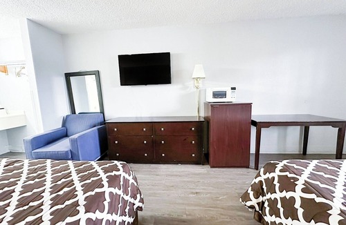 Madisonville Hotel | Road Trip Ready: 3 Rooms for Pet Owners + Convenient and Relaxing Stay