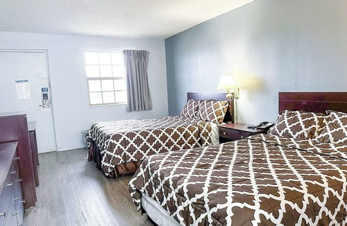 Madisonville Hotel | Road Trip Ready: 3 Rooms for Pet Owners + Convenient and Relaxing Stay