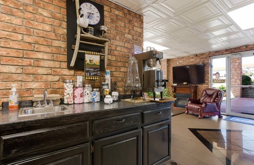 Branson Theater District Hotel | Rodeway Inn Branson, Brick House