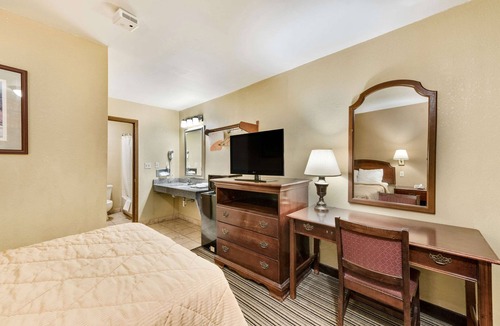 Columbus Hotel | Rodeway Inn Columbus West