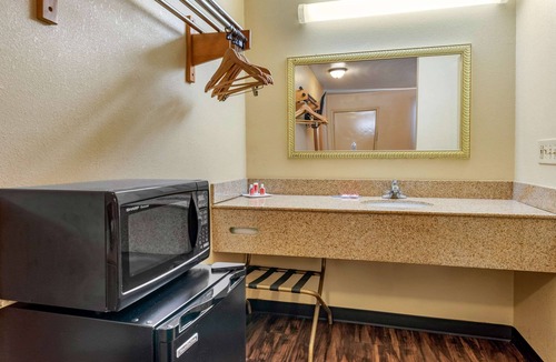 Jeffersonville Hotel | Rodeway Inn Jeffersonville - Washington Court House