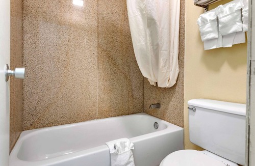 Jeffersonville Hotel | Rodeway Inn Jeffersonville - Washington Court House