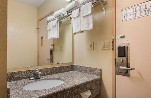 Wormleysburg Hotel | Rodeway Inn Wormleysburg - Harrisburg