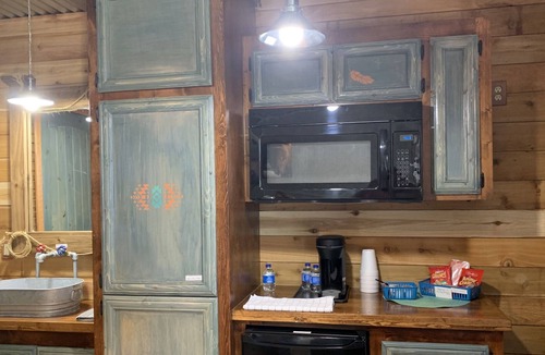 Cache Cabin | Rojo Buffalo Cabin at The Lazy Buffalo Wichita Mountains, Cache Medicine Park