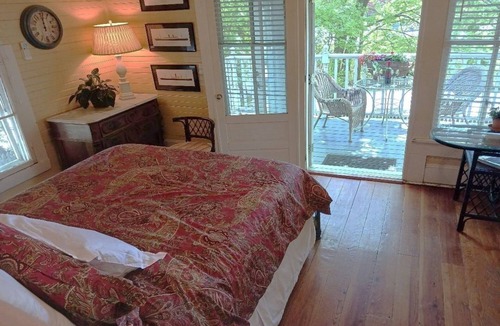 East of Broadway Cabin | Romance, Charm & Privacy for the Perfect Getaway Cottage