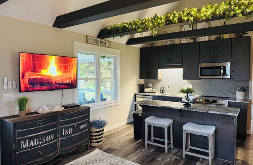 Madison House | Romantic Private Retreat 5 min from downtown with hot tub, firepit, grill