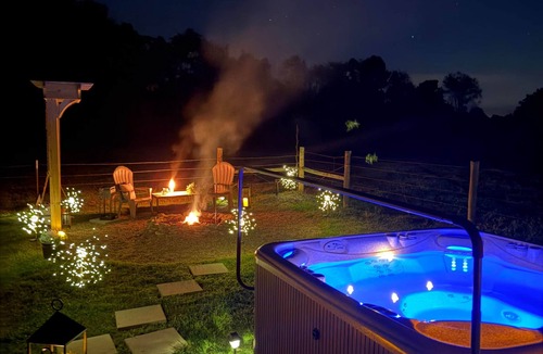 Madison House | Romantic Private Retreat 5 min from downtown with hot tub, firepit, grill