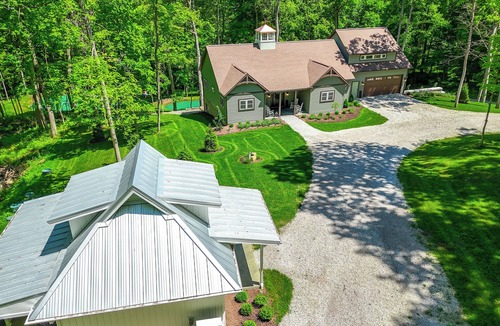 Sandyville Cabin | Romantic Retreat | Double Shower | Two Person Claw Foot Tub