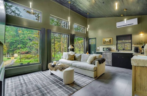 Grantsville Cabin | Romantic Riverside Getaway! Riverview Hot Tub!