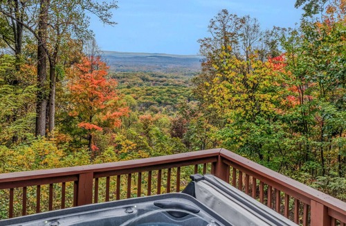 Sleepy Hollow House | Rooftop deck, view, hot tub, pets, wifi, EV charger, lake access, fire pit