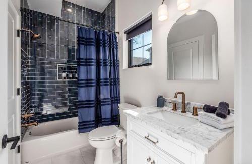 Franklin Park House | Rooftop Patio, Hot Tub and Games City Escape