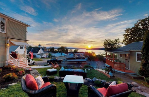 Weirs Beach House | Room 11 (3rd Floor Shared Bathroom)