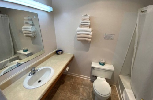 Downs Hotel | Room 110 - Standard Queen - Sleeps 2 - West Lake Grandvue Inn