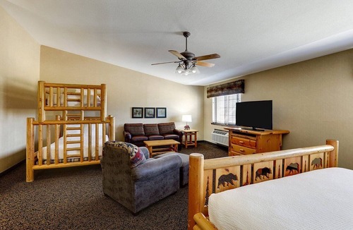 Columbia Hotel | Room for the Crew! Expanded King Bunk Bed Suite, Stoney Creek Columbia