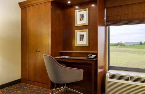 Carlisle Hotel | Room with Whirlpool & Free Breakfast – Just Minutes from Carlisle Army Barracks