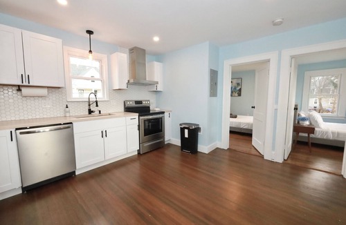 Manchester House | Roosevelt House, sleeps 12, weddings, Big groups, Parking, 2 full kitchens