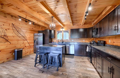 Logan Cabin | Rose Ridge - 8BR/5.5BA Luxury Log Cabin on 25 Acres - Walk to Old Man's Cave!