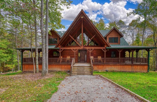 Logan Cabin | Rose Ridge - 8BR/5.5BA Luxury Log Cabin on 25 Acres - Walk to Old Man's Cave!