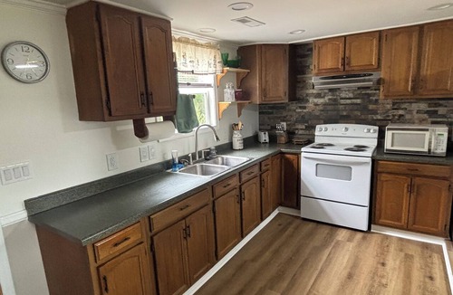 Redstar House | Rose's Hideaway, Sleeps 4+, Large Deck, Fire-Pit, Close to NRG & State Parks