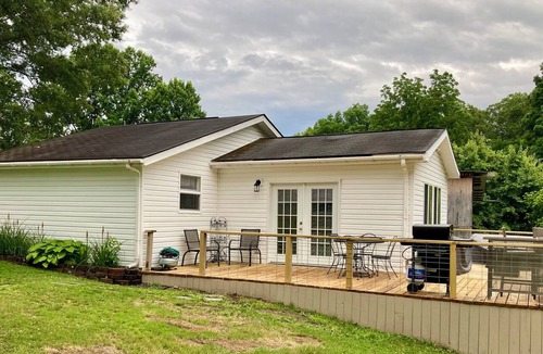 Redstar House | Rose's Hideaway, Sleeps 4+, Large Deck, Fire-Pit, Close to NRG & State Parks