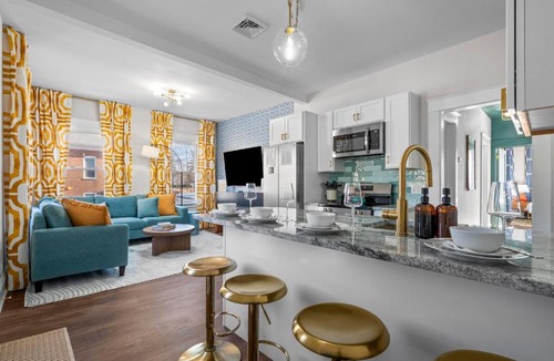 Westside Norwich Apartment | Royal Flush-6 King Beds-2 Mi To Mohegan
