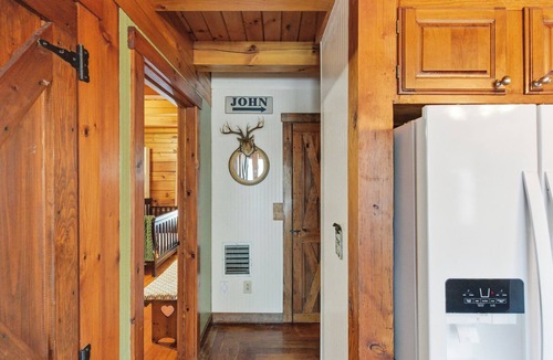 Alton House | Rustic cabin pets family hiking skiing bring boat cozy
