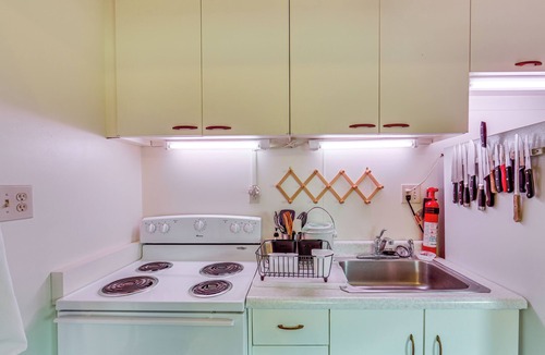 West Mifflin Apartment | ‘Rustic Chic’ Retreat: 4 Mi to Kennywood!