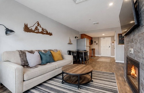 Vernon Condo | Rustic Chic Stays - Walk to Mountain Creek Resort - Waterpark OPEN DAILY!
