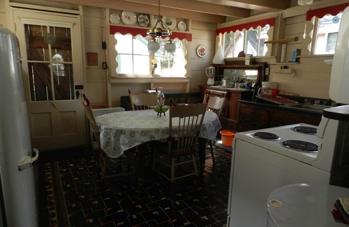 Bayside Cottage | Rustic Cottage a Block from the Water at 19 Broadway, Bayside, Northport
