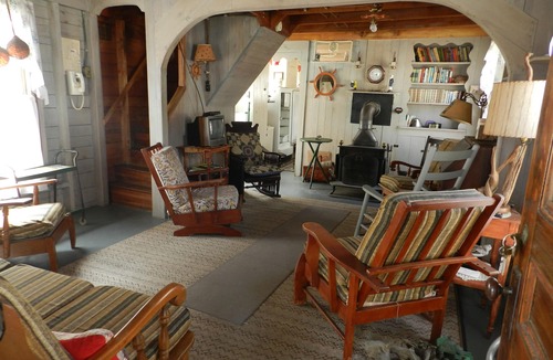 Bayside Cottage | Rustic Cottage a Block from the Water at 19 Broadway, Bayside, Northport