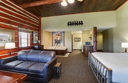 Columbia Hotel | Rustic & Cozy Columbia Getaway: Heated Pool w/Outdoor Patio! Parking