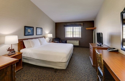 Columbia Hotel | Rustic Deluxe King Bed Stay in Stoney Creek Columbia! Free Breakfast
