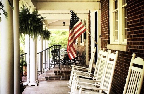 Versailles Bed & Breakfast | Rustic Elegance Steps from Bourbon Country