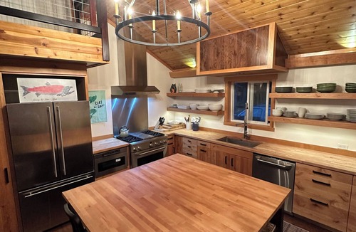 Mud Bay Cabin | Rustic Luxury Cabin with Breathtaking Views