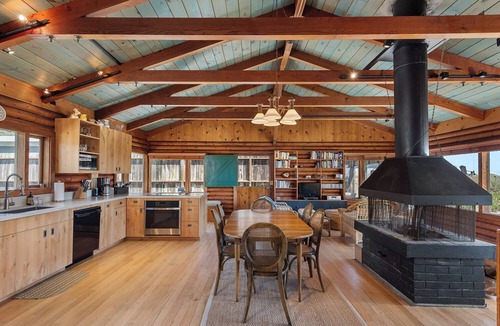 Stinson Beach House | Rustic Oceanfront Retreat in Seadrift