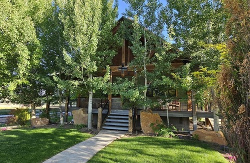 Price House | Rustic Riverside Ranch Getaway