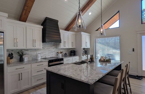 Golden House | Ruvic Retreat: Luxury Getaway - Secluded, Hot Tub & Pickleball