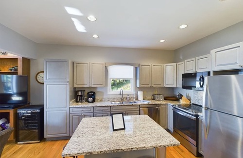 Edray Cabin | S Westridge View Cabin with Hot Tub & Resort Shuttle