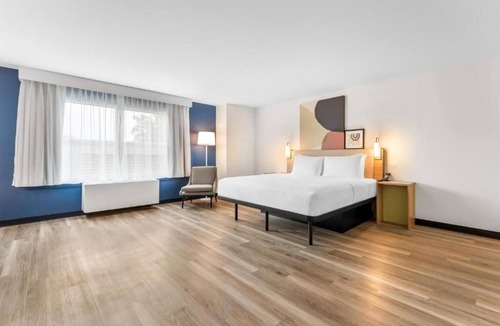 Essex Junction Hotel | Safe & Bright King Room Perfect for Couple Stays Near Vermont Attractions