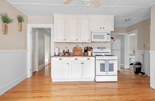 Salem Apartment | Salem 3 Bedroom with Gameroom, Balcony, Parking, and more