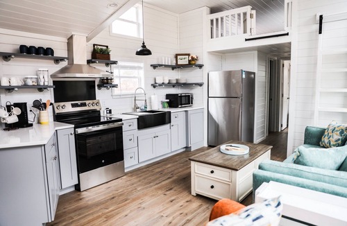 Dover Cottage | Salt and Pepper at In The Pines Pr6264