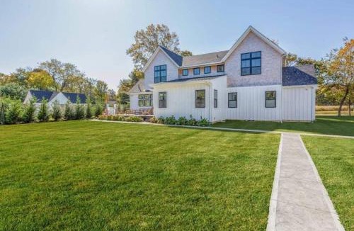 Silver Beach House | Sandpoint by Rove Travel - 6BR Family Home with Pool