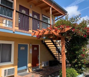Carpinteria Hotel | Sandyland Reef Inn